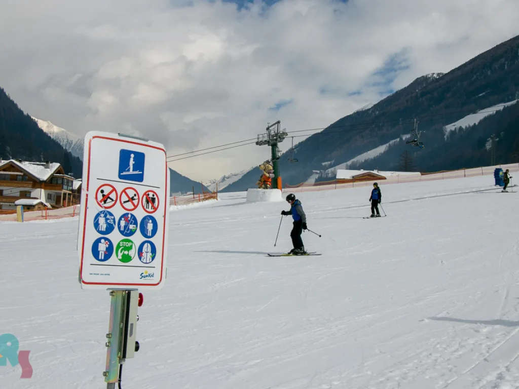 Pistenschild mit Verhaltensregeln am Hang.